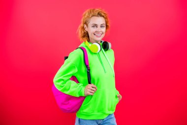 Öğrenci kız sırt çantası taşıyor. Okula dönelim. Bilgi toplama günü. Bilgi ve eğitim. Okul eğitimi. Öğrenci hayatı. Pembe üzerine izole edilmiş genç bir kadın. 1 Eylül. Üniversitede okuyorum. Bilgi tabanı.