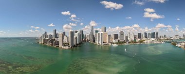 Şehir mimarisi silüeti. Miami ufuk çizgisi manzarası. Miami gökdelen şehri. Brickell Key 'in panoramik silueti. Miami şehir merkezi panoraması. Şehir merkezindeki panoramik şehir manzarası. Brickell Miami.