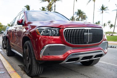 Miami, Florida, ABD - 16 Aralık 2024 Mercedes Benz Maybach GLS 600 'ün kırmızı lüks SUV arabası. Mercedes Benz 'in arabası dışarıda park edilmiş. Mercedes Benz GLS kırmızı renk, yan görünüm. Mercedes Benz GLS SUV araba.