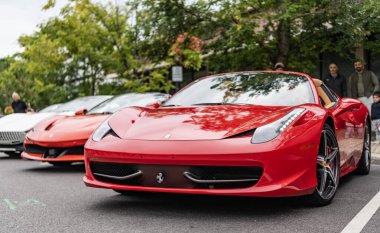 Chicago, Illinois - 29 Eylül 2024: Ferrari 458 Italia kırmızı renk. Ferrari 458 Italia caddeye park etmiş. Köşeden bak. Lüks Ferrari 458 İtalya Chicago 'da