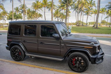 Miami, Florida, ABD - 05 Aralık 2024: 2021 Mercedes Benz G geçiş aracı. Mercedes Benz G tipinde lüks bir araba. Mercedes Benz 'in arabası dışarıda park edilmiş. Mercedes Benz G, köşe görünümü.