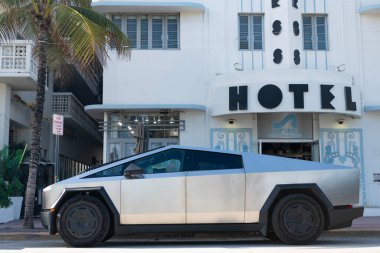 Miami, Florida, ABD - 17 Aralık 2024 Tesla Cybertruck elektrikli kamyonet vagonu. Tesla Cybertruck 'ın elektrikli arabası. Tesla Cybertruck 'ın arabası dışarıda park edilmiş. Tesla Cybertruck, yan görüş.