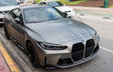 Miami, Florida, ABD - 07 Aralık 2024: BMW M4 Yarışması 2022 spor arabası coupe. BMW M4 yarışmasının lüks arabası. BMW M4 gümüş rengi araba dışarıda park edilmiş. BMW M4 Yarışması, köşe görünümü.
