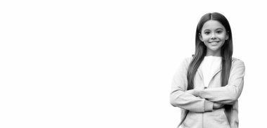 Spor tarzında şık bir genç kız beyaza izole edilmiş, kopyalama alanı.