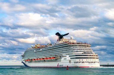 Miami, Florida, ABD - 23 Aralık 2024: Karnaval Magic yolcu gemisi yolculuğu. Yaz tatilinde gemi turu. Karnaval yolcu gemisi. Gemi turu ve okyanusta seyahat. Gemi Miami limanından ayrılıyor..