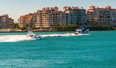 Teknesi olan Miami Kanalı. Fisher Adası konut binası ve lüks yat teknesi. Miami Fisher Adası 'nın manzarası. Marinaya yüzen bir tekne. Fisher Adası 'nda lüks bir yat teknesi. Yaz tatili.