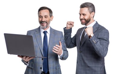 İşletme bilgisayarında serbest çalışmak. Serbest çalışan işadamları beyazları izole ediyor. Uzak konum. Serbest çalışanlar blogu internete yüklüyor. Çevrimiçi çalışan serbest çalışan. Serbest çalışmak için dizüstü bilgisayar kullanan işadamları.