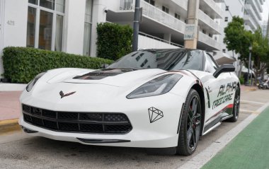 Miami, Florida, ABD - 12 Aralık 2024 Chevrolet Corvette C7 Chevy spor arabası. Chevrolet Corvette C7 tipi lüks bir spor araba. Chevrolet Corvette 'in arabası dışarıda park edilmiş. Chevrolet Corvette, köşeye.