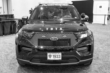 New York City, ABD - 27 Mart 2024: Ford Explorer TBTA polis arabası New York Uluslararası Otomobil Fuarı, ön manzara.