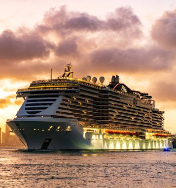 Miami, Florida, ABD - 16 Aralık 2024 Yaz Tatili Seyahati. MSC yolcu gemisinde. Gemi turu ve deniz seyahati. Akşamları gemi aydınlanır. MSC Sahil Yolcu Gemisi Yolculuğu.