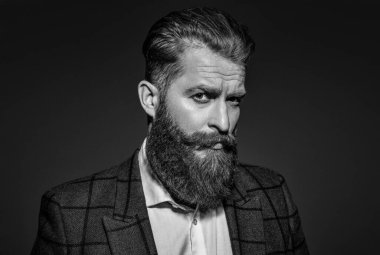 Şık takım elbiseli bir iş adamı. Resmi terzilik kıyafeti. Erkek giyim kuşamı. Bespoke takımı. Özel dikim erkek giysisi giymiş sakallı adam. Özel dikim kıyafet giyen bir iş adamı. Erkek giyimi.