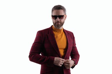 Ceket ve güneş gözlüğü takan kendinden emin bir iş adamı. Erkek modası. Beyaz tenli şık bir adam. Yakışıklı İspanyol adam modayı takip ediyor. Erkekler için moda. Giysi yeteneği..