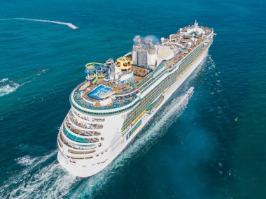 Miami, Florida, ABD - 21 Mart 2025: Deniz Gezisi Gemisinin Bağımsızlığı. Yaz tatilinde gemi turu. Royal Karayipler Uluslararası yolcu gemisi. Gemi turu. Gemi kalkışa geçiyor..