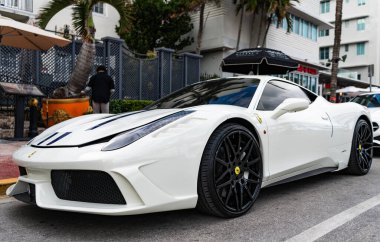 Miami, Florida, ABD - 07 Aralık 2024: 2016 Ferrari 458 Speciale spor arabası. Ferrari Speciale 'in lüks spor arabası. Ferrari Speciale 'in arabası dışarıda park edilmiş. Ferrari 458 Speciale, köşe görünümü.