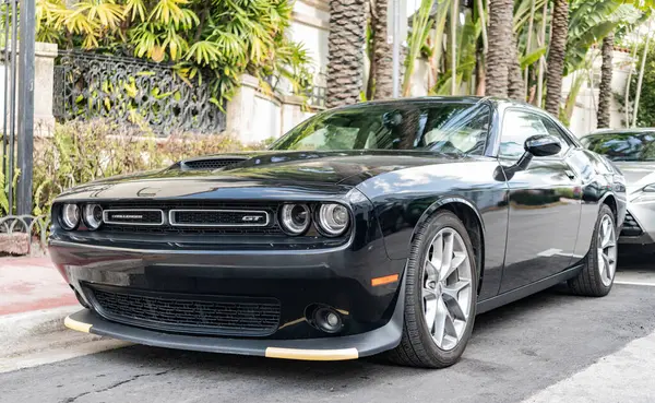 Miami, Florida, ABD - 20 Aralık 2024 Dodge Challenger GT arabası. Dodge Challenger GT tipi lüks bir araba. Dodge Challenger 'ın arabası dışarıda park edilmiş. Dodge Challenger, alçak görüş.