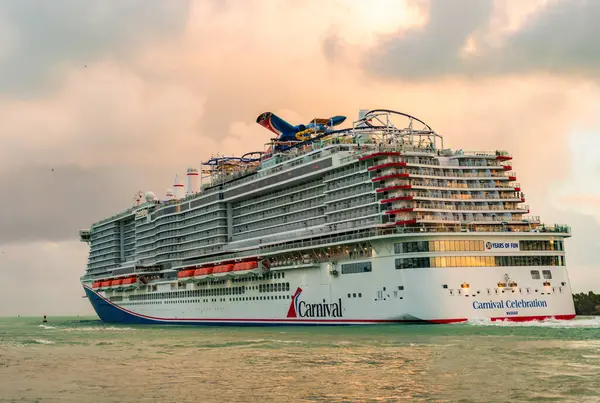 Miami, Florida, ABD - 16 Aralık 2024: Karnaval yolcu gemisi yolculuğu. Yaz tatilinde gemi turu. Karnaval yolcu gemisi. Gemi turu ve deniz seyahati. Gemi Miami sahil limanından ayrılıyor..