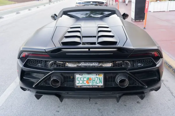 Miami, Florida, ABD - 19 Aralık 2024: Lamborghini Huracan EVO 'nun spor arabası. Lamborghini Huracan 'ın siyah arabası. 2021 Lamborghini Huracan EVO üstü açık spor araba.
