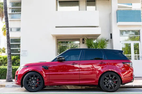 Miami, Florida, ABD - 17 Aralık 2024: 2019 Land Rover Range spor arabası. Land Rover 'ın lüks spor arabası. Range Rover 'ın kırmızı renkli arabası dışarıda park edilmiş, yan görünüm