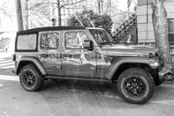 New York City, ABD - 07 Nisan 2024 Jeep Wrangler SUV arabası, yan görüş.
