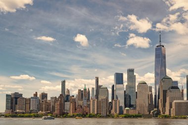 Hudson River, New York 'tan Manhattan manzarası. ABD, New York, Manhattan. Aşağı Manhattan silueti. New York, Birleşik Devletler. Manhattan 'da New York şehrinin silüeti.