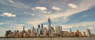 New York, Birleşik Devletler. Aşağı Manhattan silueti. New York, Manhattan 'ın ortasındaki New York şehrinin manzarası. NYC, ABD, Manhattan. New Jersey 'den New York. Manhattan şehir merkezi..