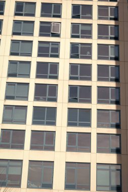 Binanın penceresi. Mimari detay. Mimarinin arka planı. Modern arka plan. Modern cephe arka planı. Mimarlık. Ön cephe mimarisi. Bina arka planı. Pencere önyüzü.