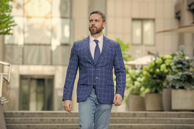 Üst düzey yönetici, politikacı. Takım elbiseli zengin adam. Dışarıda başarılı bir iş adamı. İş görüşmesinden önce şehirde başarılı bir iş adamı. İş adamının iş başarısı. Takım elbiseli iş adamı..