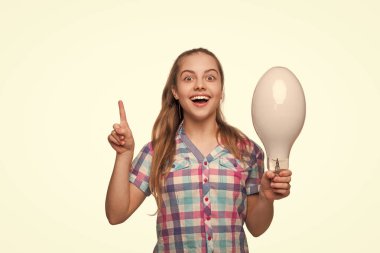 Yaratıcı bir fikir. Beyazlar içinde soyutlanmış genç dahi kızlar. Ampullü genç kız. Yaratıcı fikirlerden ilham alan bir kız. Çözüm ve yenilik. Mantıklı düşün. Dahiyane keşif ilham verdi. Kaldırılmış parmak.