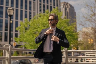 Takım elbiseli bir iş adamı. Takım elbiseli adam ofise git. Üst düzey yönetici. Şehrin kendine güveni tam patronu. İş başarısı. İş adamı dışarı çıktı. Şehir sokaklarında bir adam var. Profesyonel lider CEO. Çekirdek yeterliliği.