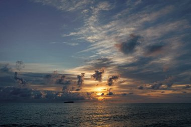 Yaz tatilinde deniz sahillerinde dramatik bir gün batımı ya da gün doğumu..