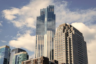 Modern ofis binasının mimarisi. Perspektif şehir gökdeleni. Modern gökdelen binası. Metropolis 'teki mimari bina. Gökdelen perspektif görüntüsü. Gösterişli şehir mimarisi,