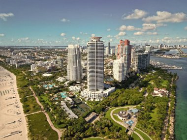 Miami güney sahili hava manzaralı. Şehrin gökdelen mimarisi ve marinası. Miami, Florida 'nın gökyüzü manzarası. Şehrin mimarisi bu işte. Şehir merkezinin silüeti. Miami 'nin silüeti. Şehir merkezi..