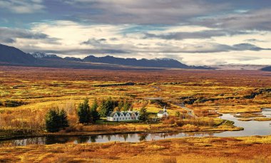 Thingvellir Ulusal Parkı İzlanda 'da. İzlanda sonbahar doğa manzarası. Şeyler vellir doğa. Thingvellir Park Nehri. Nehir İzlanda 'da sonbaharda. Sonbahar manzarası. Thingvellir sonbahar manzarası.