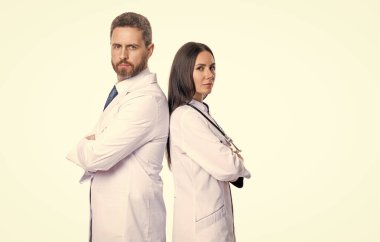 Tıp, sağlık ve insan konsepti. Hastanede pratisyen hekim. Kendine güvenen pratisyen doktor muayenehanede duruyor. Steteskoplu pratisyen hekim. Tıbbi pratisyen..