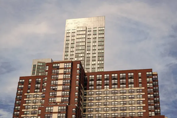 Perspektif şehir gökdeleni. Modern gökdelen binası. Metropolis 'teki mimari bina. Gökdelen perspektif görüntüsü. Şehir mimarisi. Modern ofis binasının mimarisi..