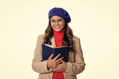 Eğitim ve bilgi. Okul okuma eğitimi. Okula dönelim. Sonbahar kızı okul kitabını okudu. Üniversite öğrencileri için eğitim. Genç kız kitap okuyor. Sonbahar ders çalışma zamanıdır..