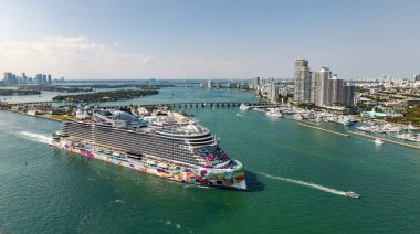 Miami, Florida, ABD - 12 Mart 2025 Miami sahil limanından ayrılan gemi. Norveç Aqua yolcu gemisi yolculuğu. Yaz tatilinde gemi turu. Norveç yolcu gemisi. Denizlerde gemi turu. Seyahat belleği.
