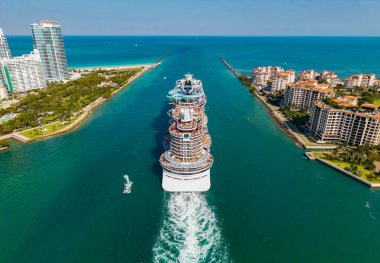 Miami, Florida, ABD - 12 Mart 2025 Miami sahil limanından ayrılan gemi. Norveç Aqua yolcu gemisi yolculuğu. Yaz tatilinde gemi turu. Norveç yolcu gemisi. Denizlerde gemi turu. Seyahat belleği.