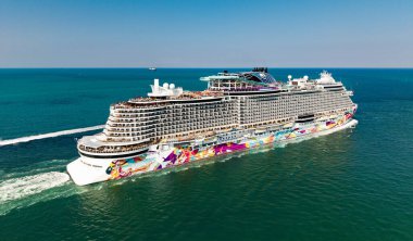 Miami, Florida, ABD - 12 Mart 2025 Aqua yolcu gemisi yolculuğu. Gemi Miami sahil limanından ayrılıyor. Norveçli. Yaz tatilinde gemi turu. Norveç yolcu gemisi. Gemi turu. Denizde seyahat..