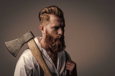 Sakal şekillendirme. Bıyıklı, Kafkas bir hippi. Sakallı adam gri yolda izole edilmiş. Sakallı adam, baltayı tut. Saç ve sakal bakımı. Yakışıklı, sakallı, vahşi adam. Boşluğu kopyala.