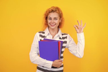 Üniversitede kadın öğretmen eğitimi. Üniversite sınavı öğretmenleri. Okul dersindeki kadın öğretmen. Eğitimli kadın bilgisi. Üniversite öğretmeni. Öğretmen sarıda izole edilmiş. Tamam..