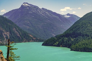 Doğa manzarası. Kuzey Cascades Ulusal Parkı 'ndaki Diablo Gölü. Diablo Gölü 'nde manzara. Dağ manzaralı Diablo gölü. Diablo gölü dağ zirvesinin manzarası. Washington 'un Kuzey Şelaleleri.