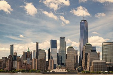 New York City 'nin ufuk çizgisi, ABD. NYC simgeleri. Günbatımında New York şehrinin gökdeleni ve gökdeleninin muhteşem manzarası. Manhattan 'ın güzel manzarası.