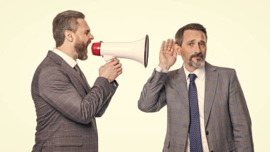 İş fikri reklamı. İşadamı yöneticisinin hoparlörden bağırması beyazdan izole edilmiş. İşadamı tanıtımcıda anlaşmazlık var. İş adamı reklamını yapıyor. reklam kavramı.