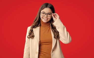 Sonbahar tarzı için tam takım. Sonbahar siperindeki kız. Kırmızılı genç kız. Sonbahar moda kızı. Moda ve şık genç kız gülümsüyor. Gençler için sonbahar moda tarzı. Terzi ceketi..