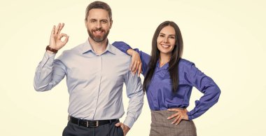 İş projesinde çalışan iş adamları. Yeni bir iş projesinde işbirliği yapıyorum. Beyazlar üzerinde izole iş adamları. Ofiste toplantı yaparken iş adamları birlikte. Güçlü etki.