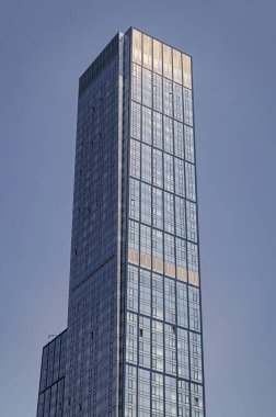 Gökdelen perspektif görüntüsü. Şehir mimarisi. Modern ofis binasının mimarisi. Perspektif şehir gökdeleni. Modern gökdelen binası. Şehir merkezindeki ofis binası. Cam cepheler.