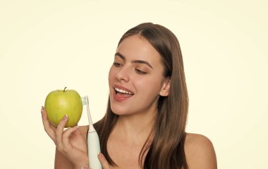 Ağız temizliği. Diş fırçası, diş sağlığı ve oral bakım. Sabah rutini. Dişlerini elektrikli diş fırçasıyla fırçalayan bir kadın. Dişlerini fırçalayan bir kız. Diş fırçası tekniği. Elektrikli diş fırçası.