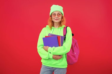 Öğrenci hayatı. Üniversitedeki kız öğrenci. Okula dönelim. Bilgi toplama günü. Üniversitede eğitim. Pembe üzerine izole edilmiş genç bir kız. 1 Eylül. Bilgi ve eğitim. Okul eğitimi. Ödev atamaları.