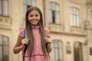 1 Eylül. Üniversite eğitimi. Okula dönelim. Sırt çantalı genç kız okula gidiyor. Eğitim ve bilgi. Ortaokulda çantalı bir kız öğrenci. Çalışma zamanı. Boşluğu kopyala.